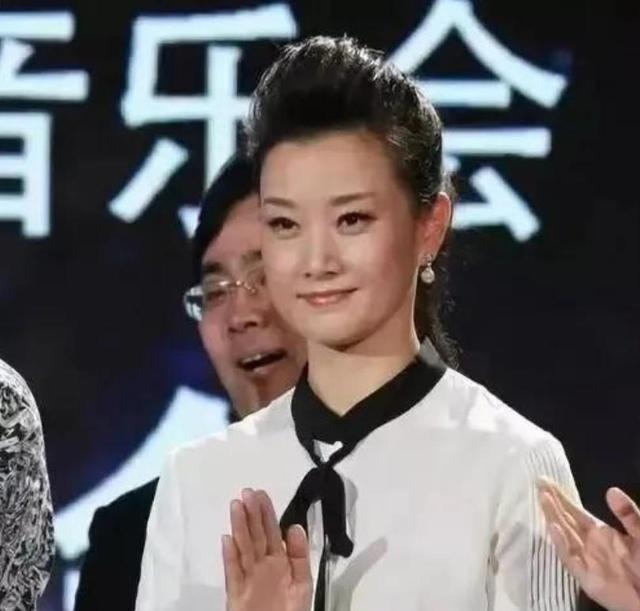 1996年，宋祖英亲手把18岁的小保姆送进了监狱，一判就是12年，而这个保姆还是