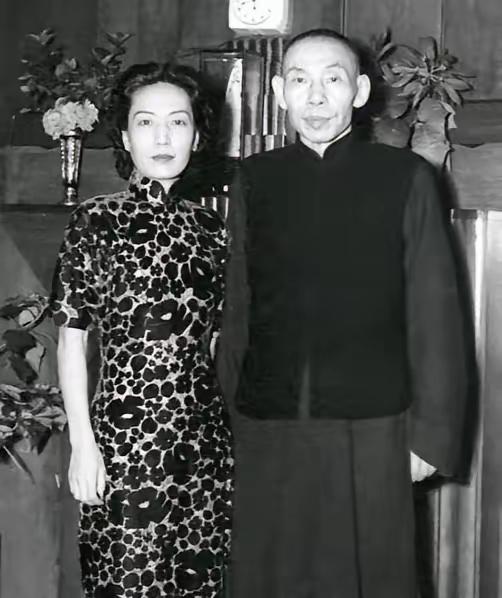 1948年，孟小冬去看望闺蜜姚玉兰，夜里2人同床而睡。谁料，姚玉兰趁她睡着溜出去