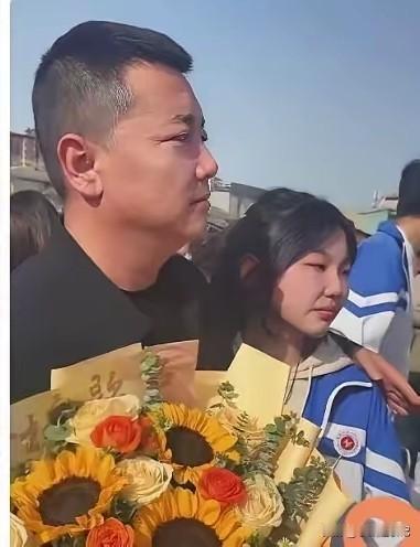 她，三岁时失去了母亲，父亲再婚，没能带走她，而是由舅舅独自一人抚养长大。她长得很
