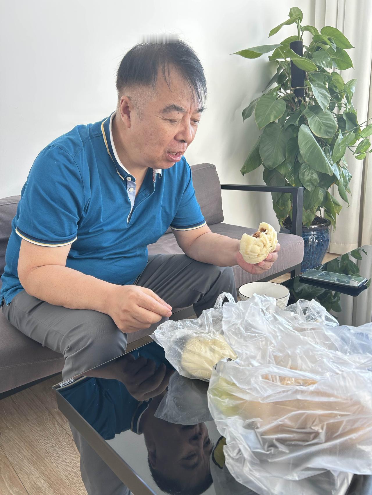 今天上午出诊结束，开始享受豪华大餐！香喷喷的大肉包，金灿灿的水煎包，吃完短暂休息