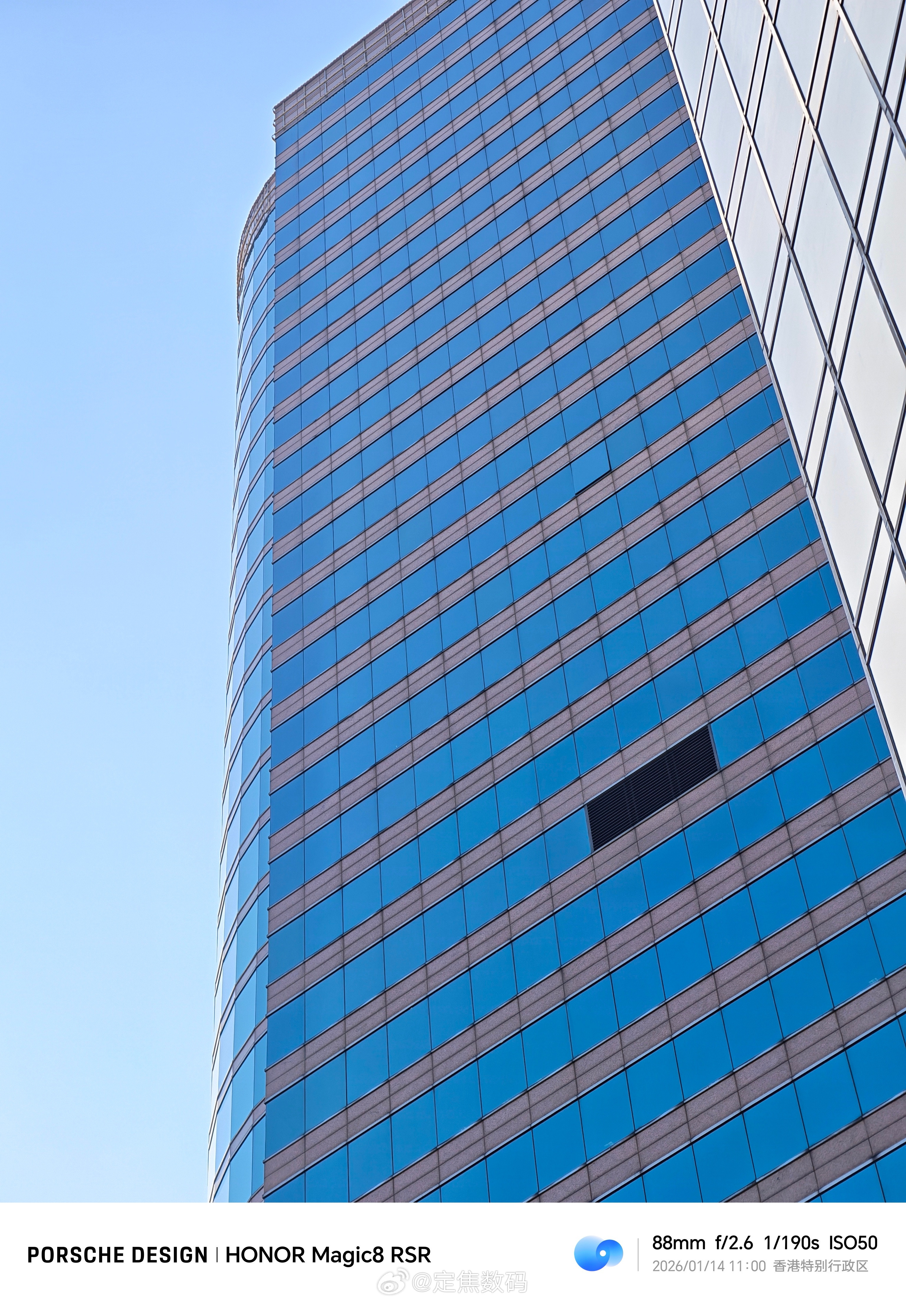 荣耀Magic8RSR保时捷设计，香港街景实拍随手可以拍得出通透感，但色彩会鲜