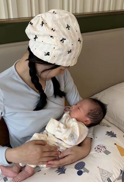 儿媳刚生下小孩，婆婆这边本想帮忙，结果补贴变成了“考题”闺蜜高兴的用12万稳住场