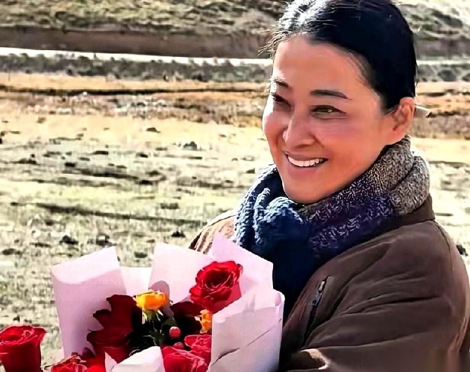 梅婷在《生命树》里那张脸，怕是要把半个圈子的饭碗都给掀了。她演一个高原上的女医