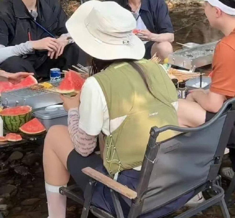 堪称“性价比之王”！西瓜果切桶实惠又美味，满满一大桶超实在。休息时刻，大家边吃边
