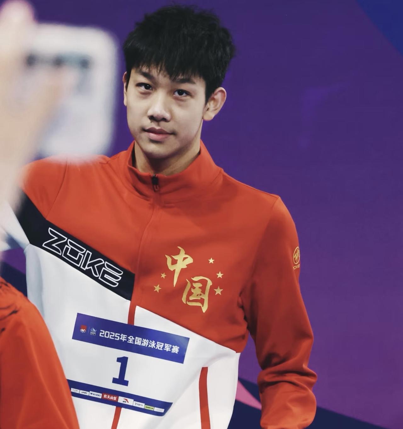 两名运动员接连退赛，先是张展硕，放弃了400米个人混合泳决赛，接着是