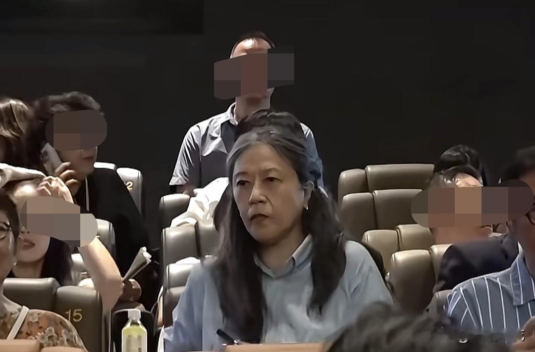 周星驰姐姐周文姬现身《功夫女足》香港首映礼，到场给弟弟新片撑场。她一身浅蓝简约衬