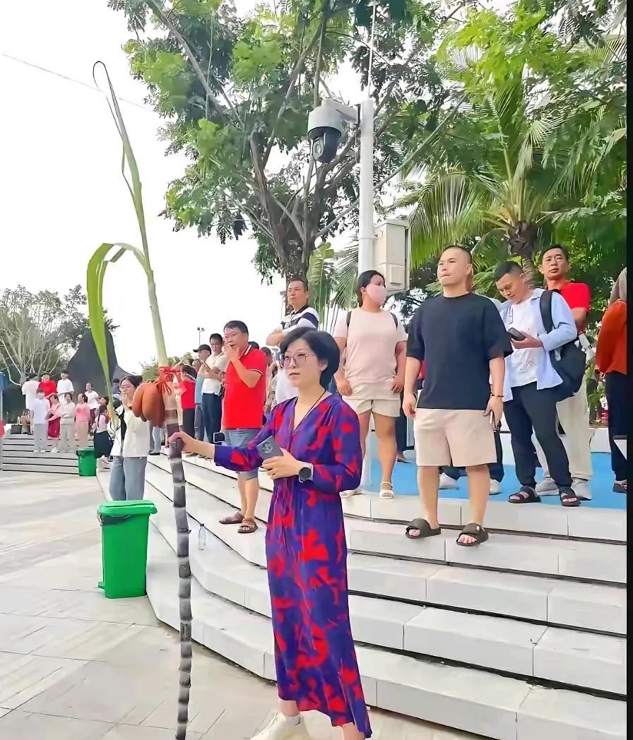 高考第一天的孩子家长们各种场面累鲜不叠，考场前孩子们手持向日葵；触摸“985”，