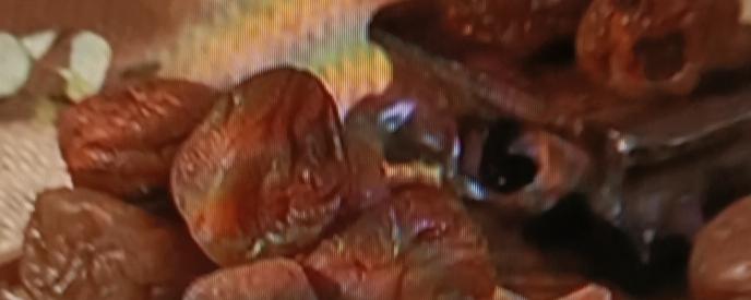 这说法有点夸张啦，但有些食物对肝脏确实有益。像枸杞，富含多糖能保护肝脏细胞，促进