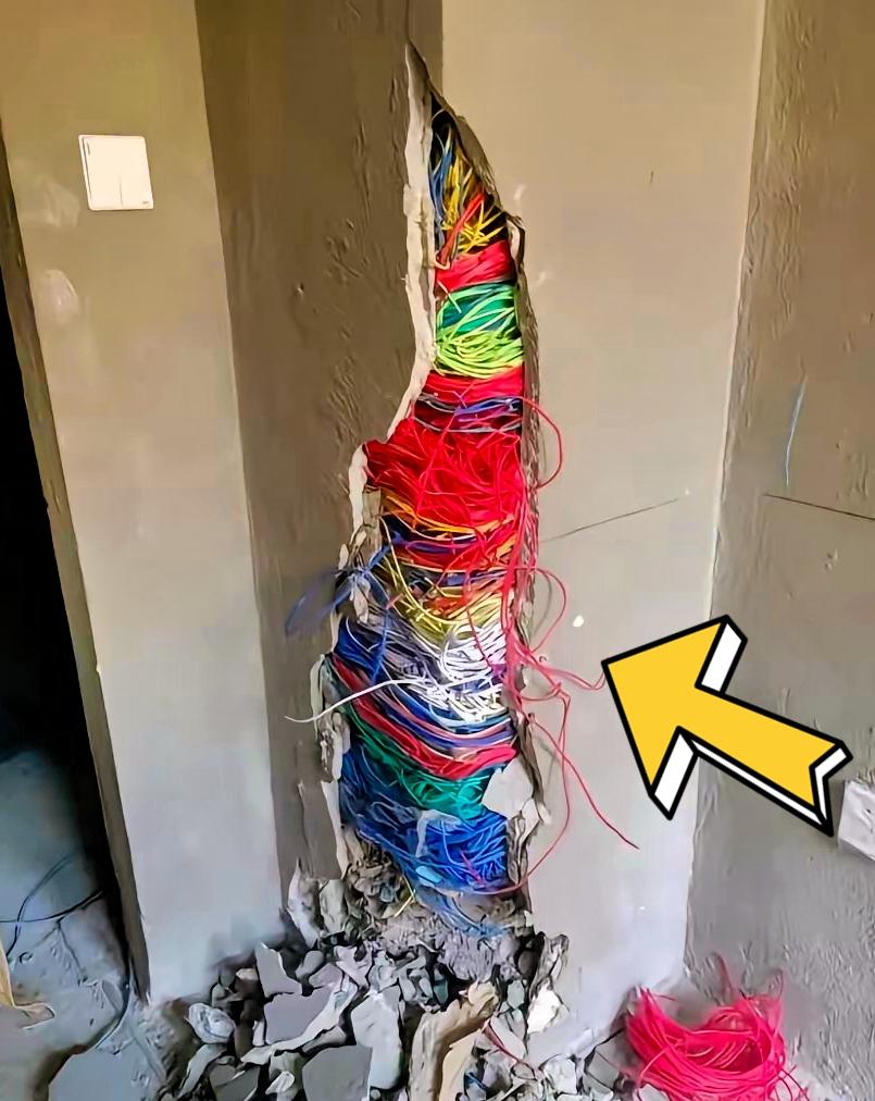 这是砸到电线窝了吗？新房还没有装修，卫生间拐角这一块准备砸掉，工人师傅几锤下去，