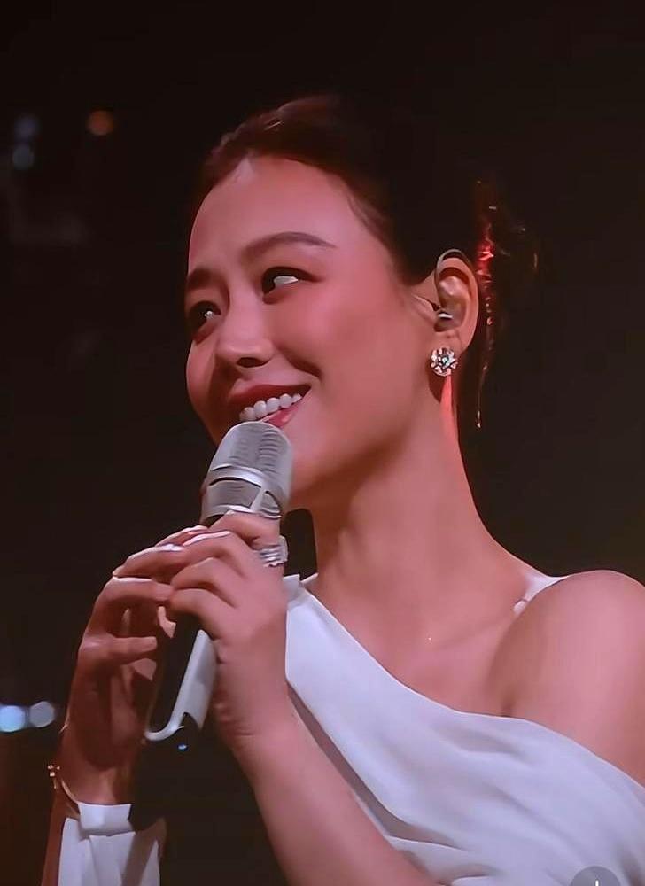 在一场盛典同场时，她提着话筒，从灯海里扫过去，偏偏那一排像被涂了隐形墨水。镜头