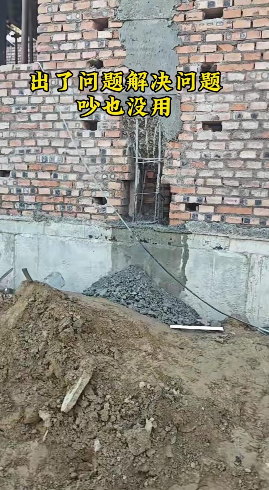 构造柱拆模后有空洞，师傅钻孔重补是否可行？自建房构造柱拆模时出现大面积空洞，施