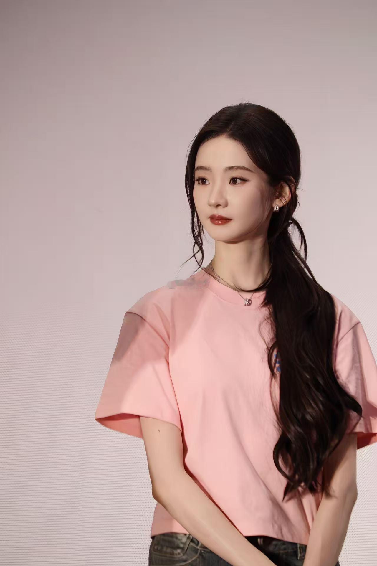 张艺凡戏外搓bgm戏里玩摇滚张艺凡甜心摇滚新娘她身上那种少女感和摇滚的碰撞，恰