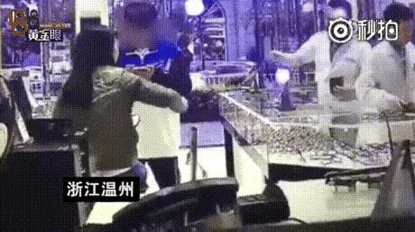 这是溺爱的恶果！还是天生的坏种！浙江温州某商场里一位妈妈和儿子在买东西儿