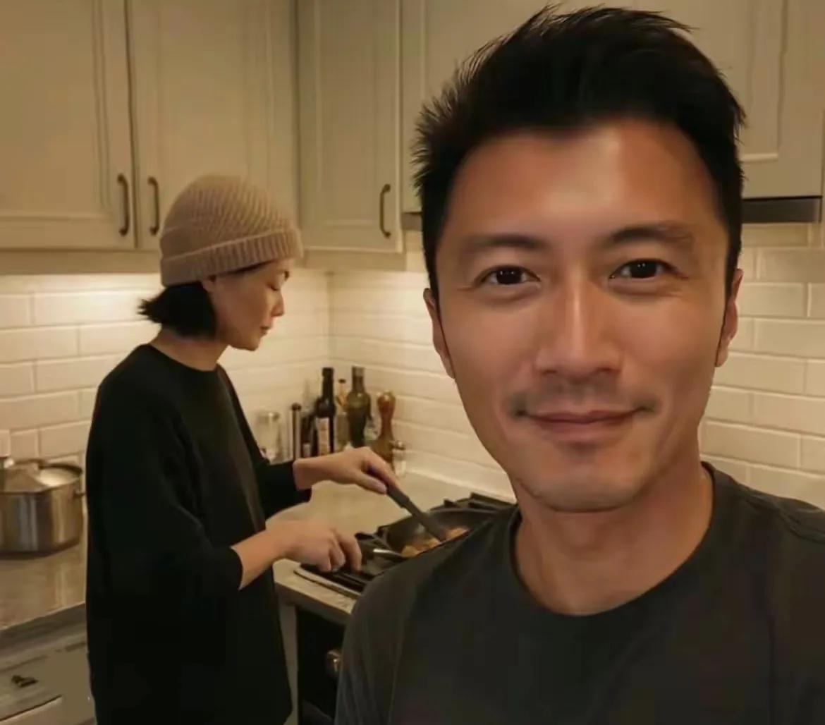 王菲炒菜，谢霆锋拍照记录，跟结完婚的样子差不多！他们俩是情侣，但是却把夫妻之间该