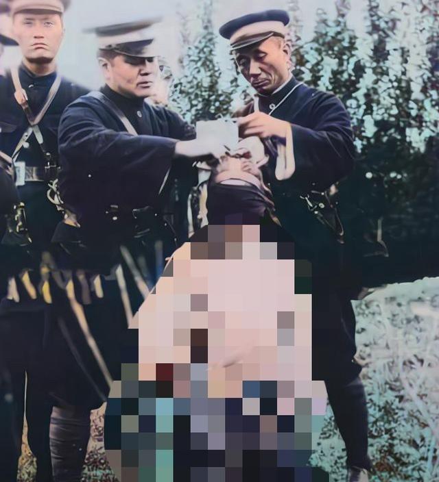 1928年，一张照片定格了历史残酷瞬间：一名女犯即将被处决，上衣被粗暴扒开，尊严