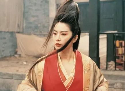 1992年，徐克不顾金庸反对，坚持选林青霞出演“东方不败“，金庸坚决反对，甚至放