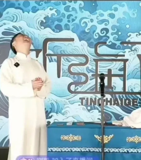 东施效颦，丑态百出门三又开直播说相声了，目空一切的门三，看不起这个看