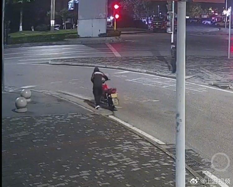 #惯犯凌晨偷车被重庆民警一眼识破#【凌晨三点推车踱步男子“修车”谎言被民警当场