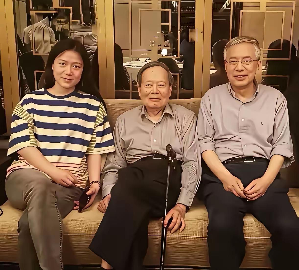 翻到张老照片，突然懂了杨家的温情刚刷到张2017年左右的老照片，杨振宁先生的