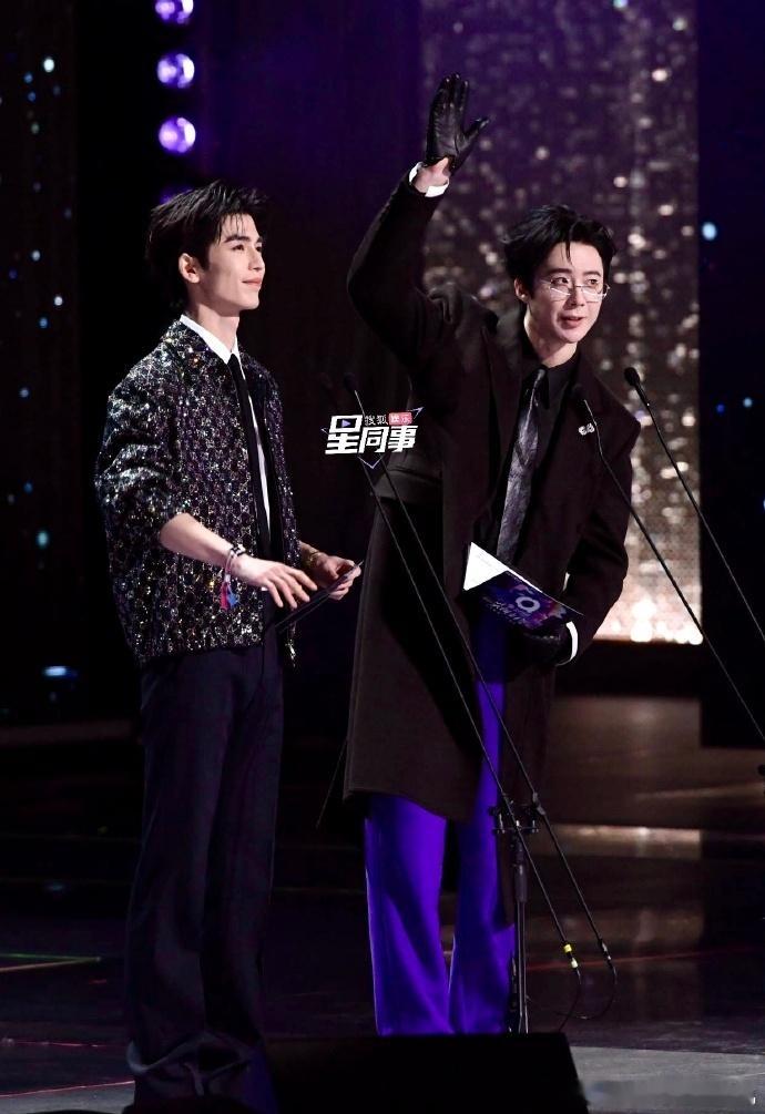 张凌赫刘宇宁颁奖张凌赫刘宇宁两个大长腿颁奖名场面再加一！张凌赫刘宇宁同步调整