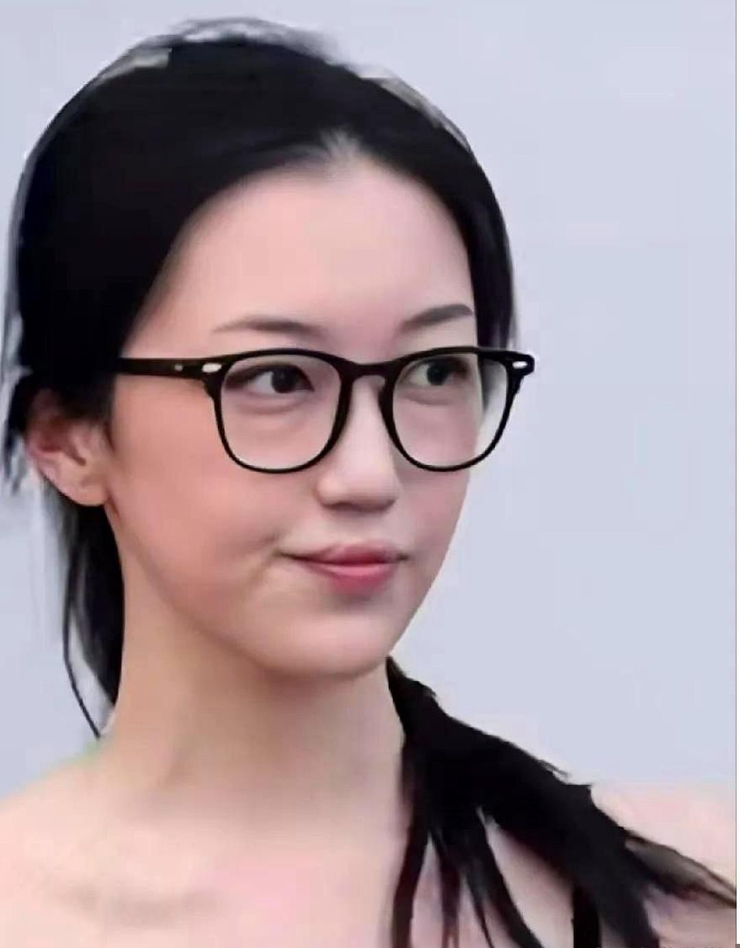 看了李嫣的嘴唇，有网友在想会不会传给下一代这事确实有概率，但是现在能做基因检测呀！产检的时候能查出孩