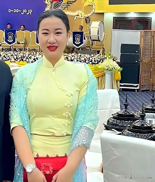 明珍珍，小学和中学都在云南保山就读，2014年考入上海某高校国际贸易专业。19岁
