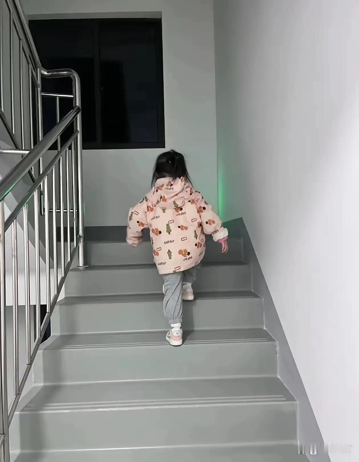 50岁的王哥他家住在21楼，他发现八岁的女儿每天放学回来电梯都先按到了17楼，再