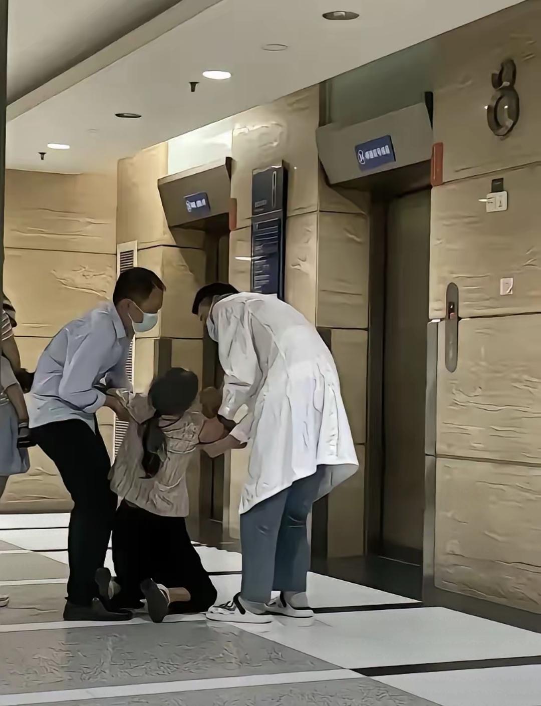 邻居家五岁孩子得甲流发烧，退烧后没两天，妈妈执意给孩子洗澡。结果孩子体温飙升到4