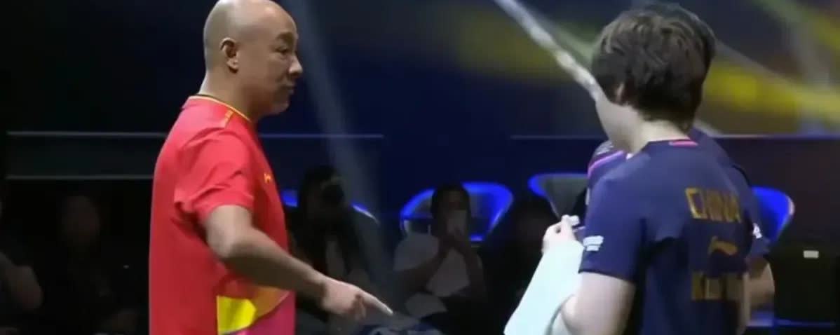 林诗栋蒯曼赢了，但最该上热搜的是肖战。这哪是教练？分明是“心理按摩大师”。一