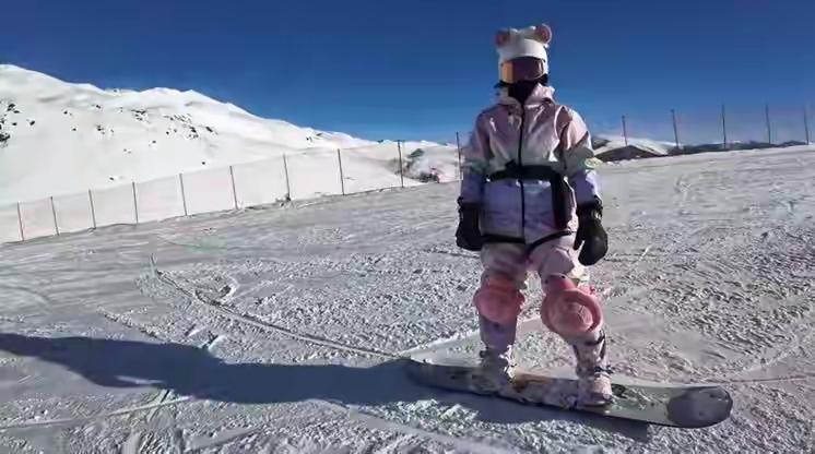 当全红婵在冬日的雪地上留下身影，瞬间点燃了无数人的热情。这个曾经让我们为之疯狂的