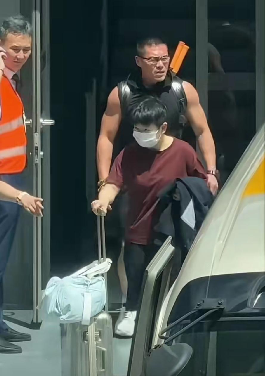 孙颖莎今日顺利抵达上海！好久不见的国乒队员孙颖莎目前还在伤病恢复期，人今天已经跟