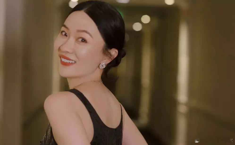 霍思燕穿着黑色吊带裙大方秀好身材，回眸甜笑时风情万种，太迷人！