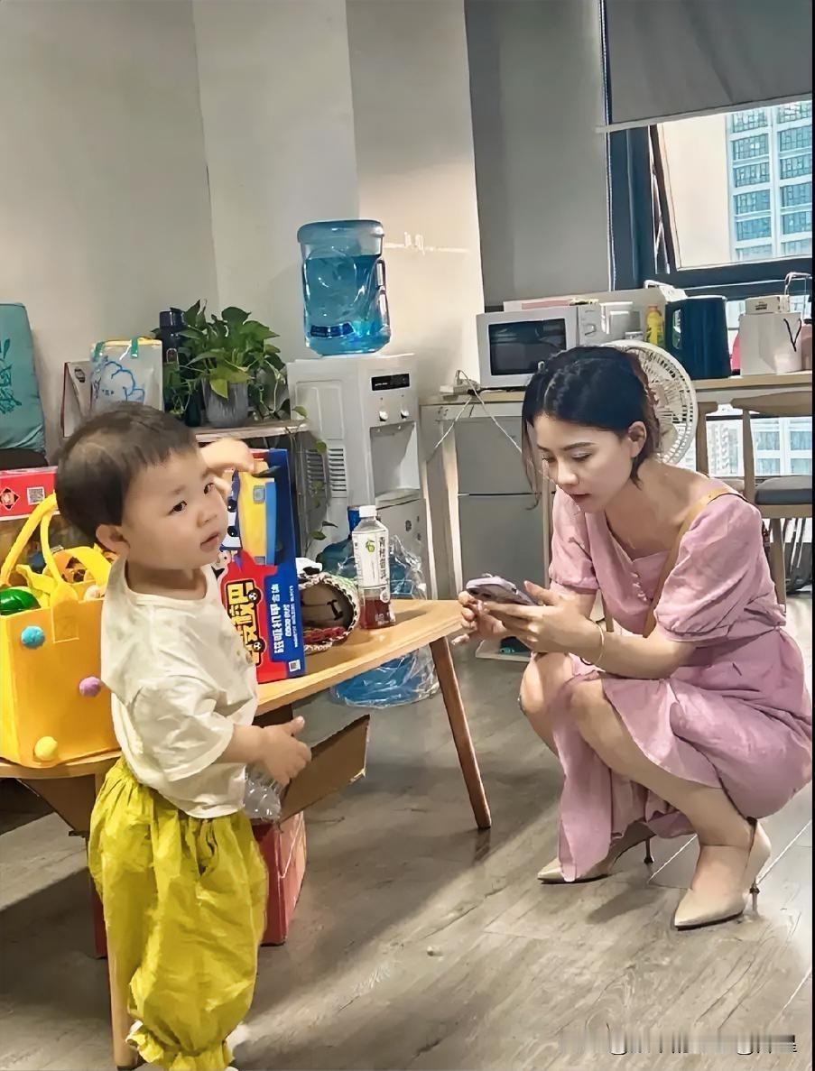 萌娃可爱，宝妈贤惠，这居家氛围太温馨啦！羡慕不[比心][比心