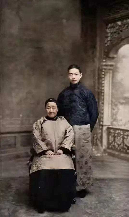 1919年，梅兰芳与祖母的合影，他身姿挺拔正值艺术生涯的黄金时期