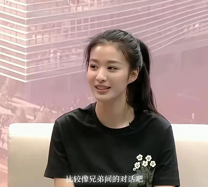 王楚然19岁接受采访时的模样，到底算不算美得让人一见难忘，大家看法可能不一样。但