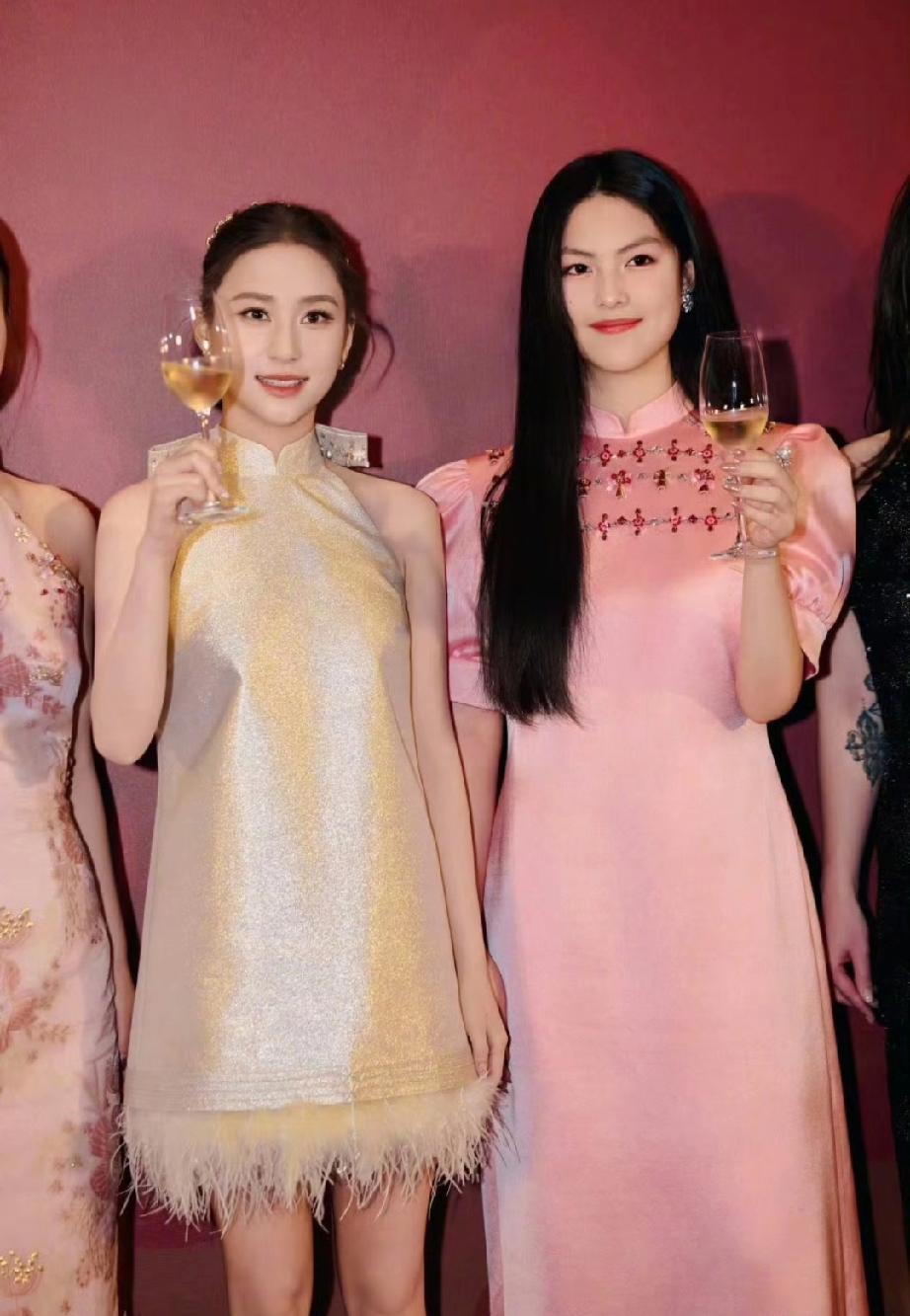 李湘女儿王诗龄和赌王三太女儿何超莲同框，输得真不是一星半点，何超莲34岁，王诗龄