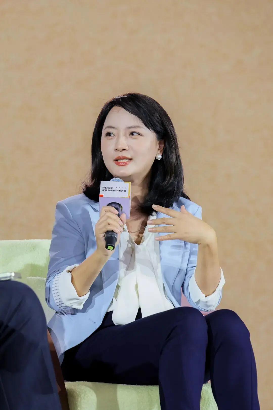 凤凰卫视记者王冰汝凤凰卫视记者王冰汝王冰汝，凤凰卫视驻美高级记者，毕业于