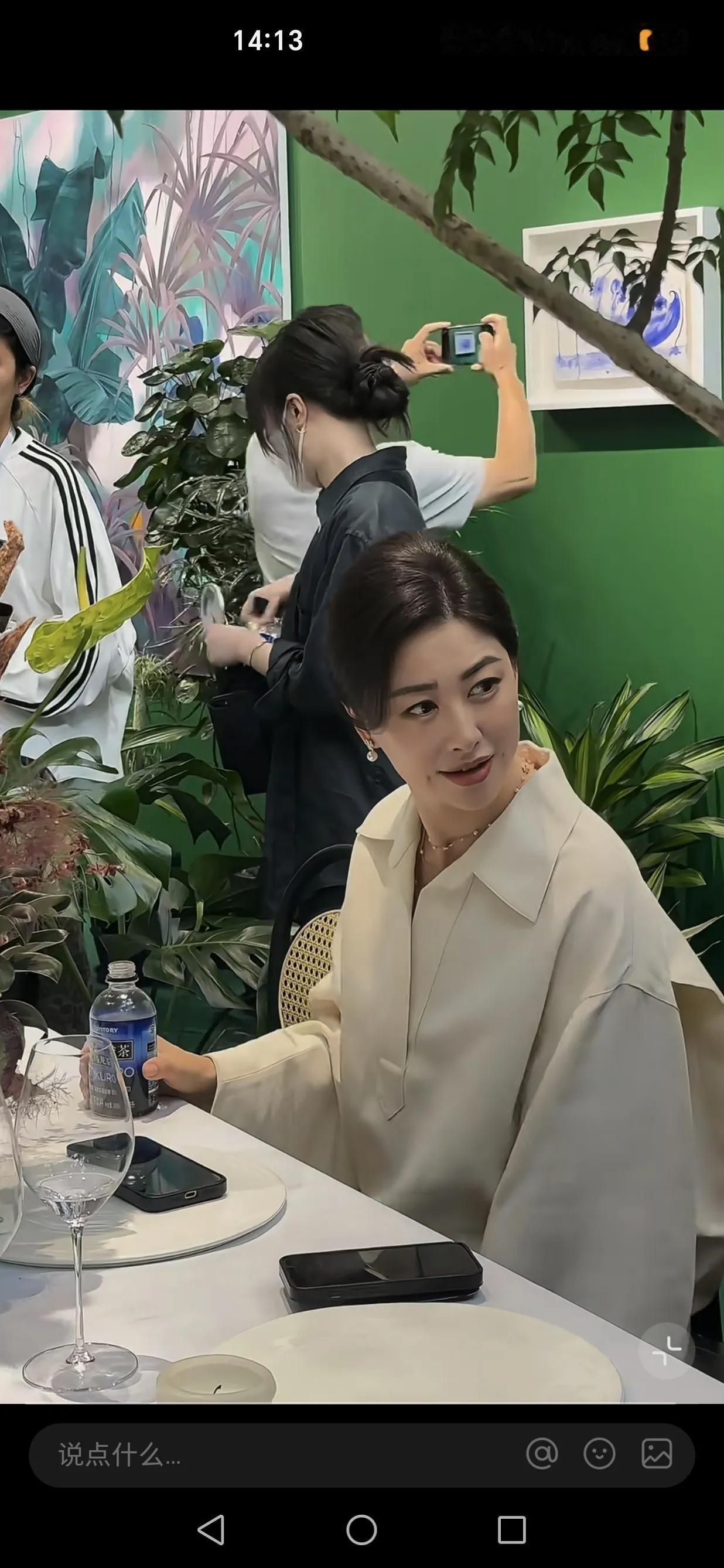 网友在北京艺博会近距离直击朱珠美貌，她真是真人美➕上镜美，活色生香的典范。坐