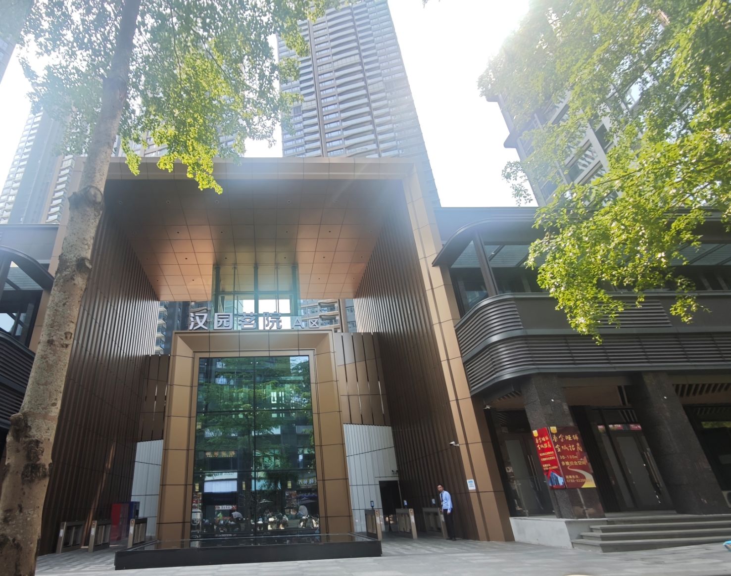 月租万元小区部分房屋变身研究生宿舍? 深圳大学回应每经: 相关事项仍在推进中
