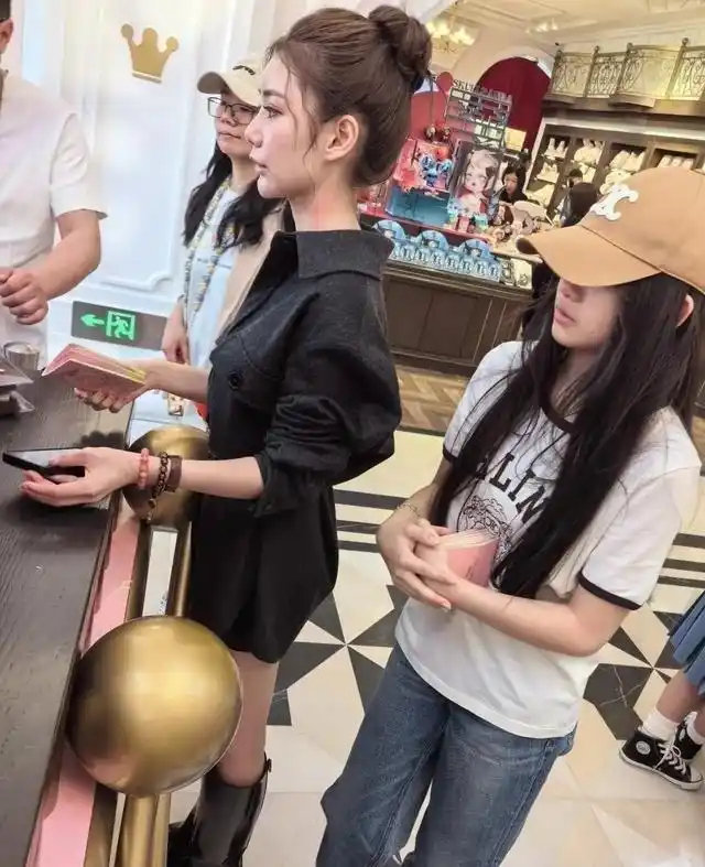 11岁小玥儿跟后妈马筱梅逛泡泡玛特，想要啥就买啥两个保姆提袋子，网友看照片直嘀咕：这闺女咋越长越像大