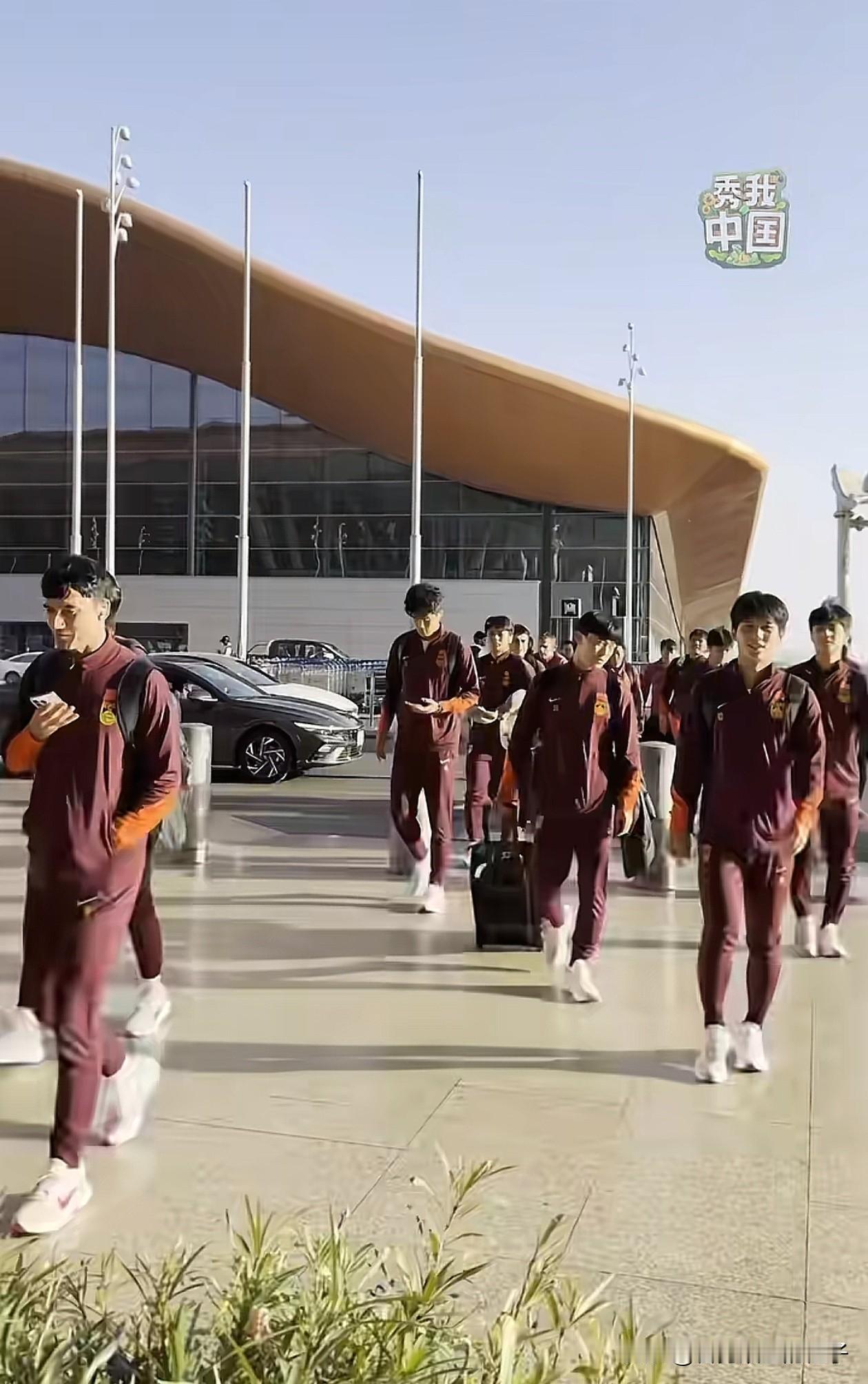 U23国足今天回北京了，不知道大家注意到没有？这群小伙子都没有啥行李，每个人