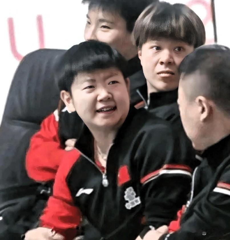 莎莎：大头，你咋那么傻呀！我让你给我买冰激凌，你咋给我买两个素包子呢？大冷天的，