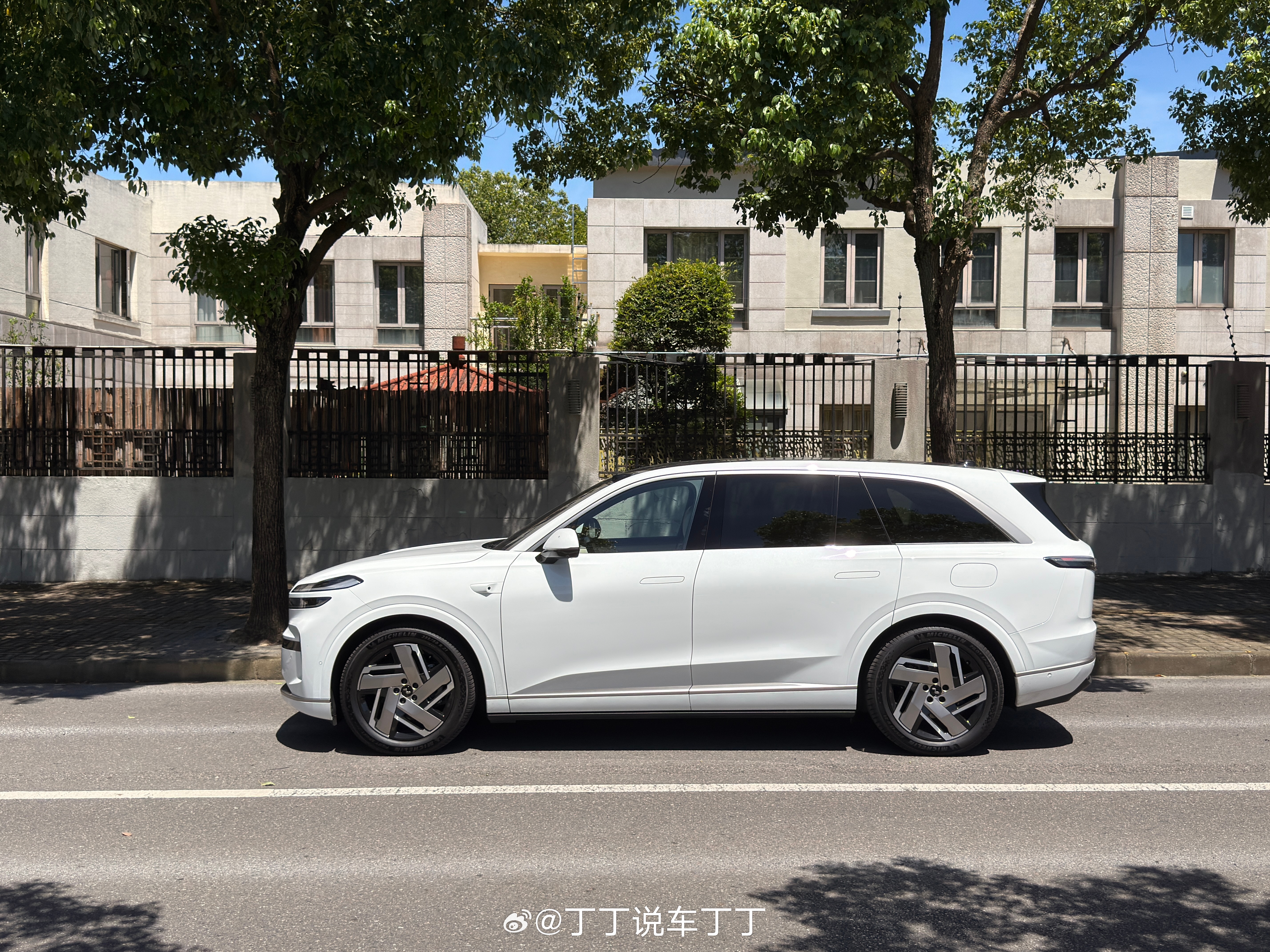 这几天开乐道L90，有个感觉：蔚来造这个车，比造蔚来品牌的车放得开。行业里最好的