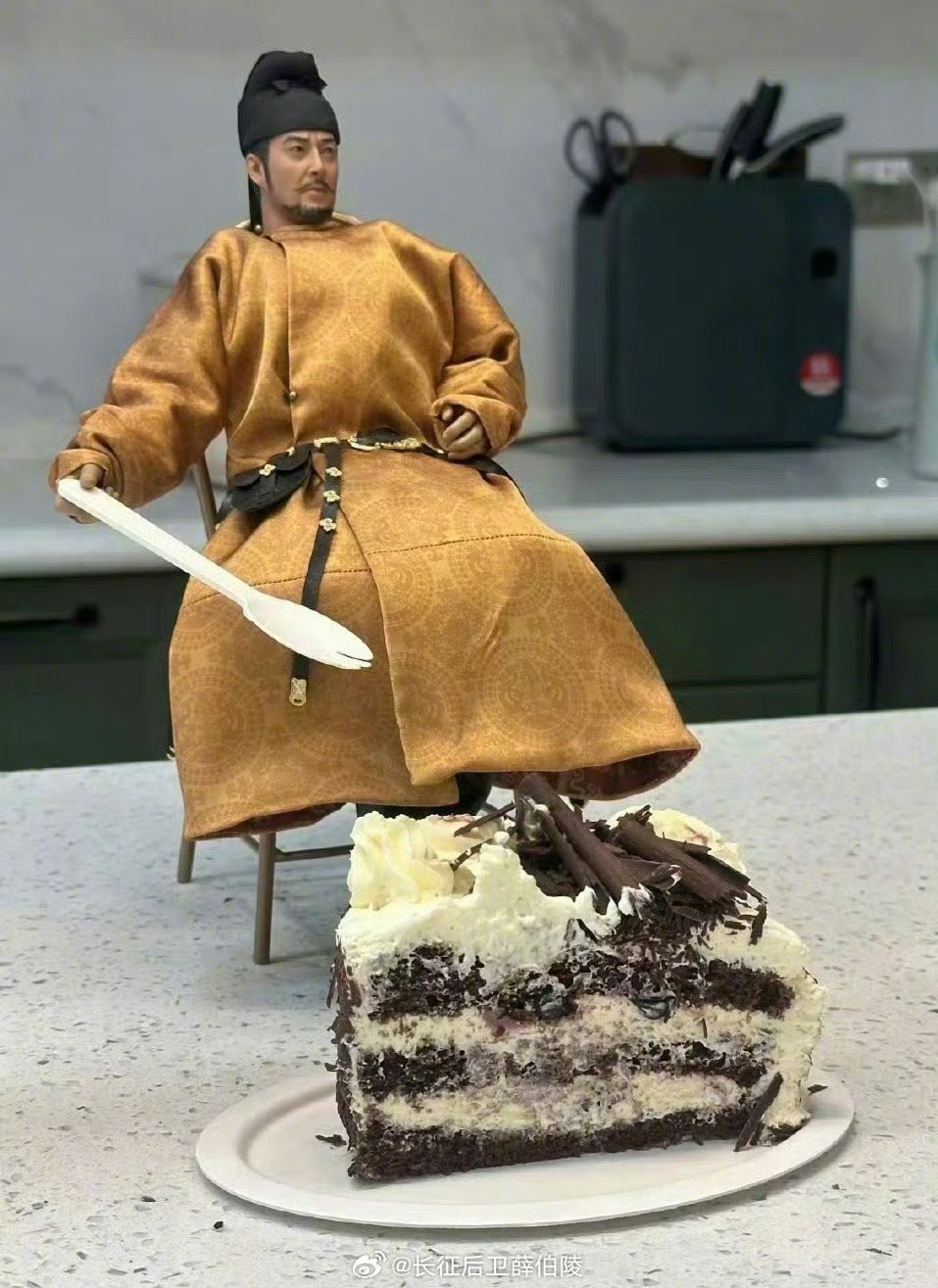 一网友分享说，TA女儿非要给李世民过1427岁生日🎂想吃个蛋糕找这么棒的理由