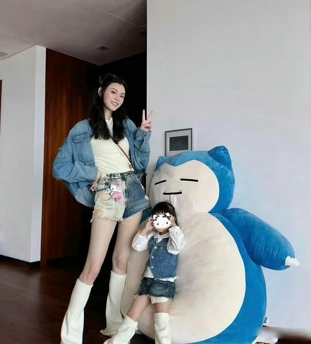 奚梦瑶女儿遗传了她的大长腿，以后肯定是个高颜值的小公主，何猷君也算改善了后代的基