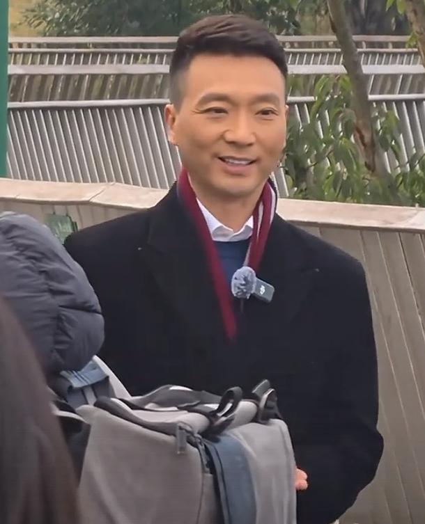 马克龙夫妇来成都看大熊猫了康辉也来成都看大熊猫了大家注意到没有，还有一位神秘