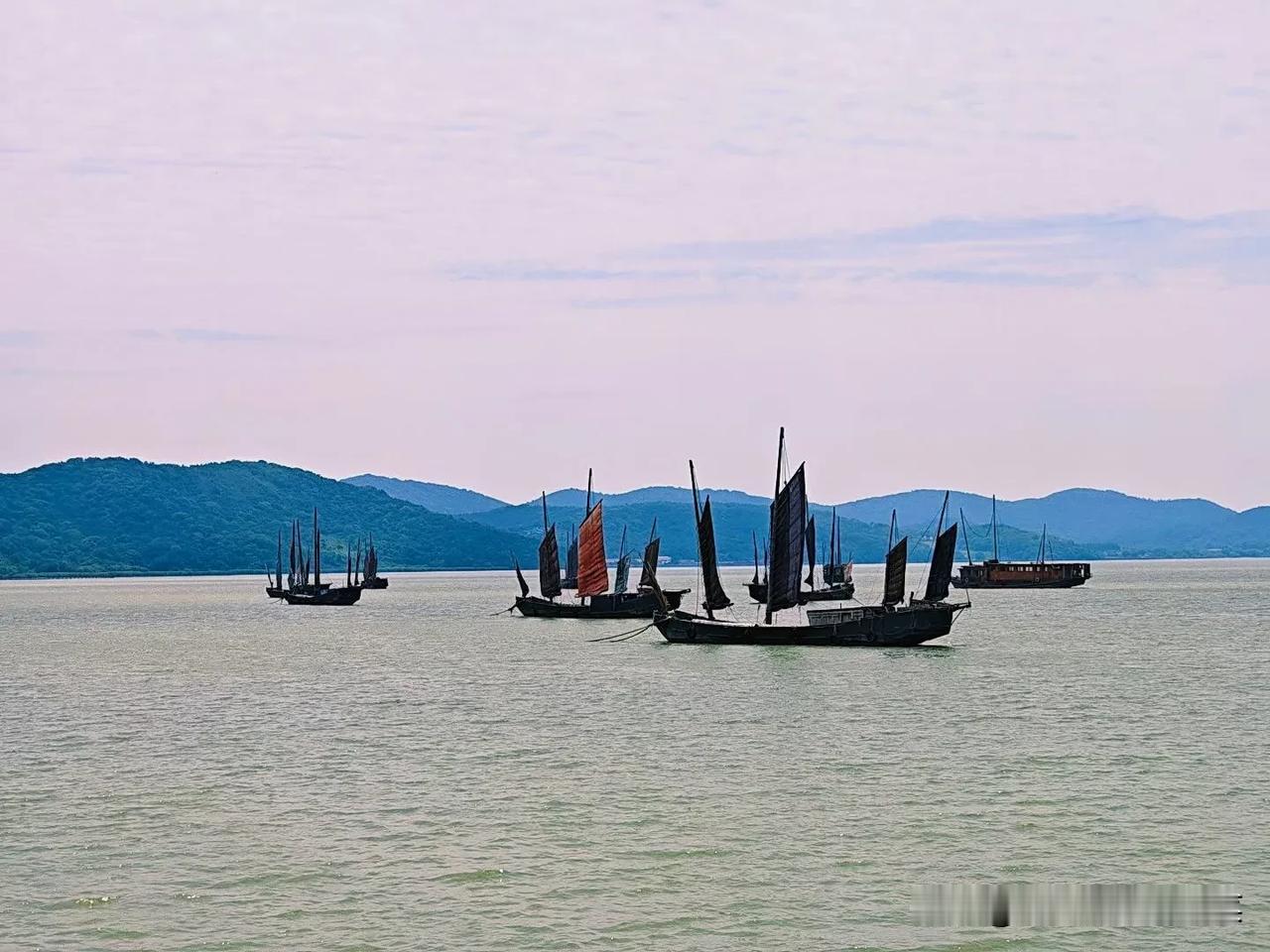 我将结合原文的市场情绪、技术形态、板块动向核心内容，精简优化语句、把控字数，写成