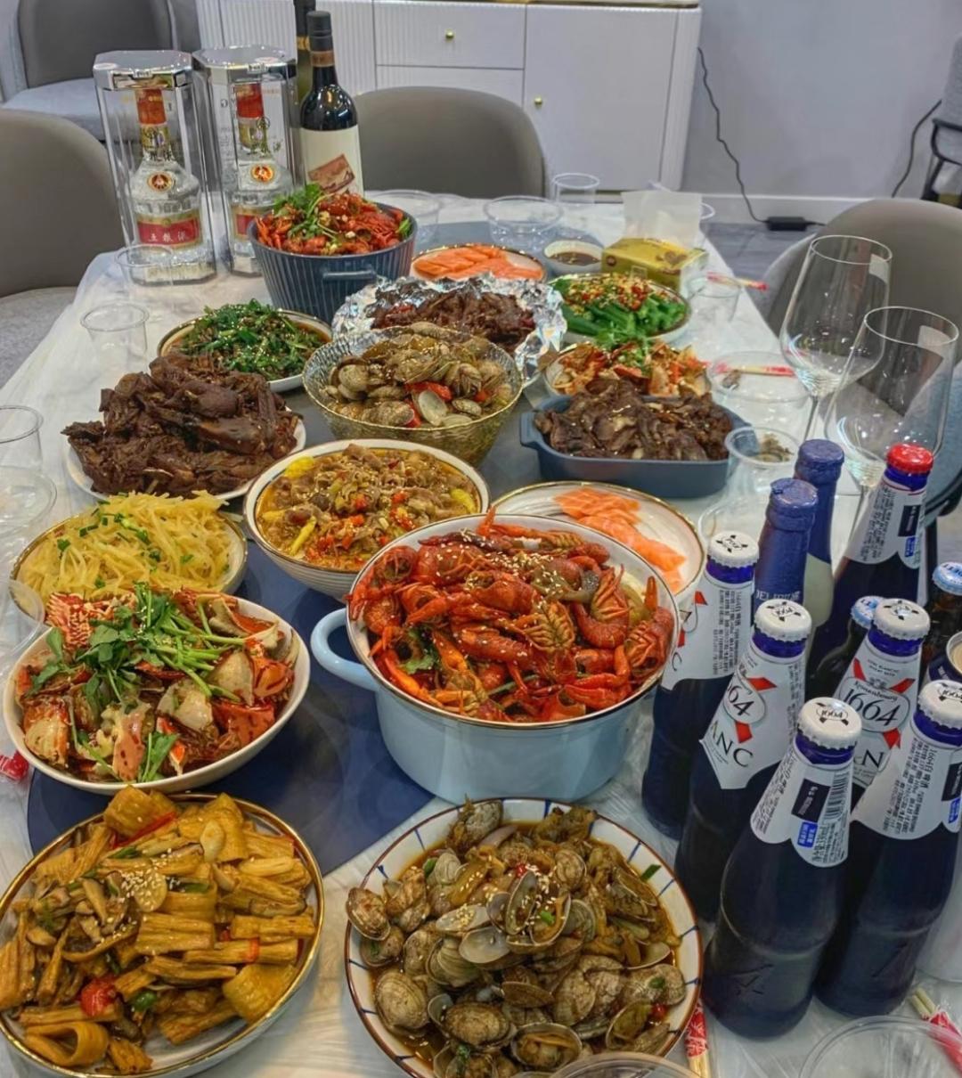 5.1老友喝酒的菜单1酱焖鲫鱼2烧烤小牛肉3辣炒花蚬子4甜辣鸡架5