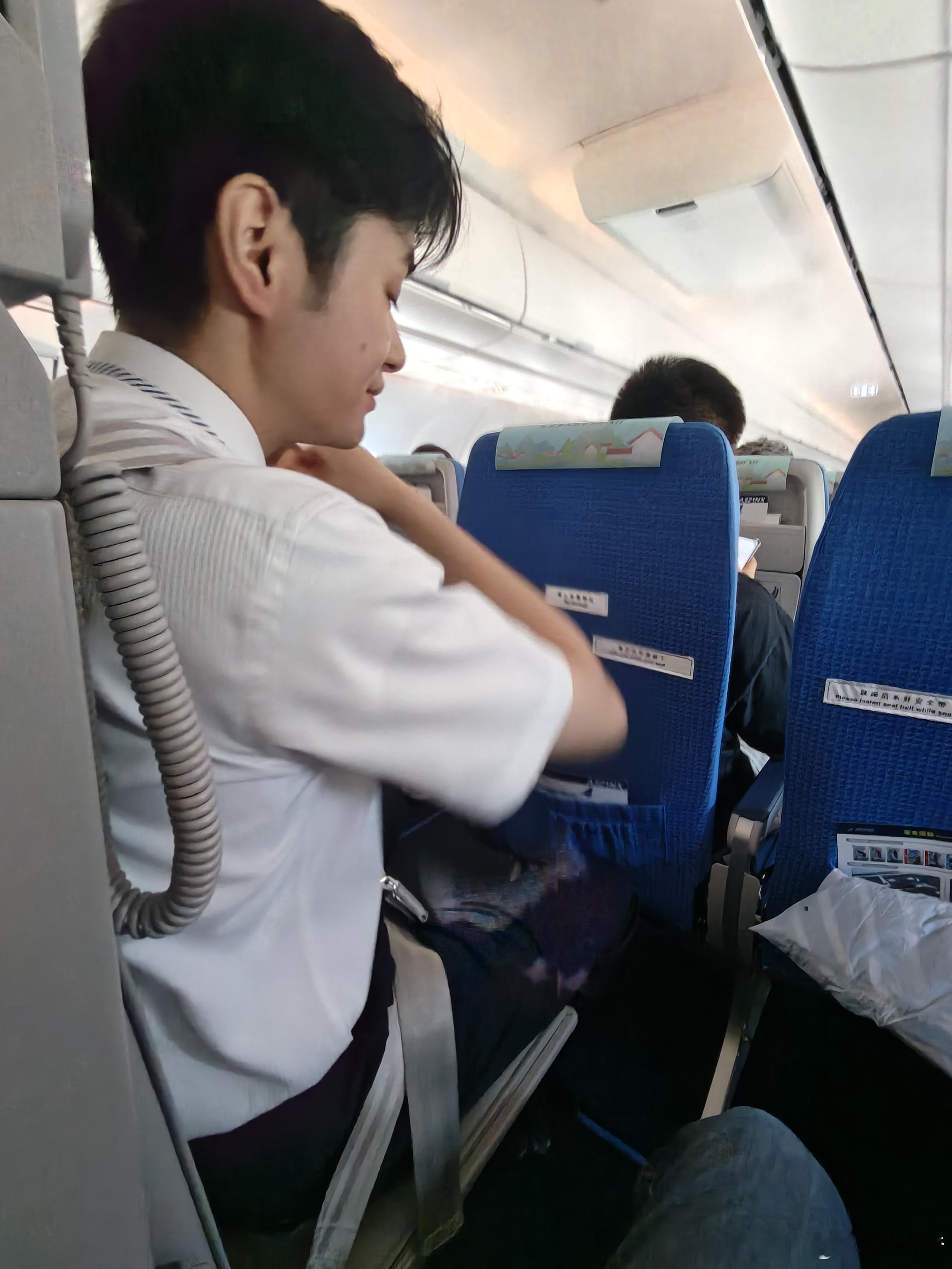 这不对吧，我旁边怎么坐的不是空姐而是空少？？？[哭哭]​​​