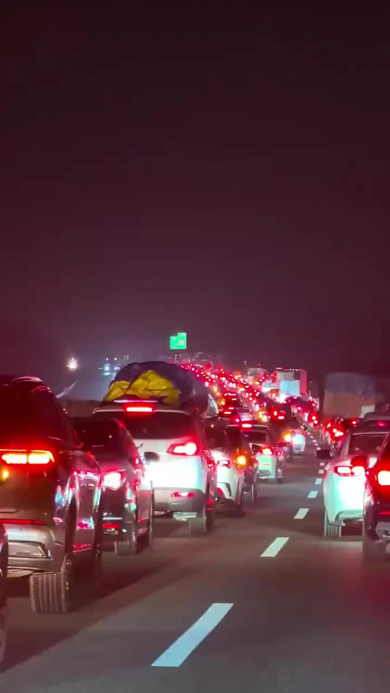 司机熄火在高速睡觉京港澳郴州段16公里拥堵，返乡人在高速上过夜盼家归“出发前和